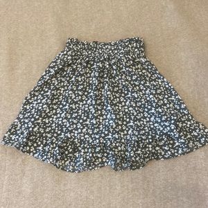 Green patterned short skirt